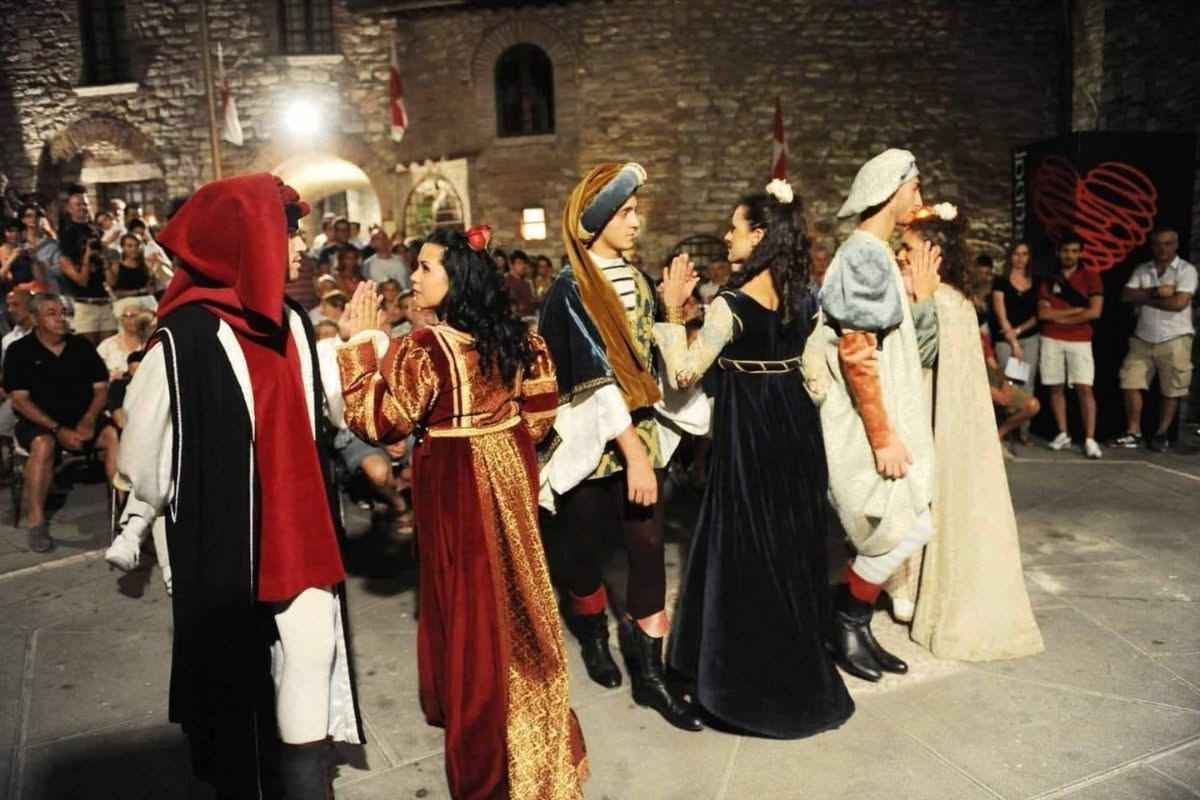 Scena di un film di commedia all'italiana degli anni Sessanta con attori che gesticolano animatamente in una strada di città, con colori saturi e atmosfera retrò