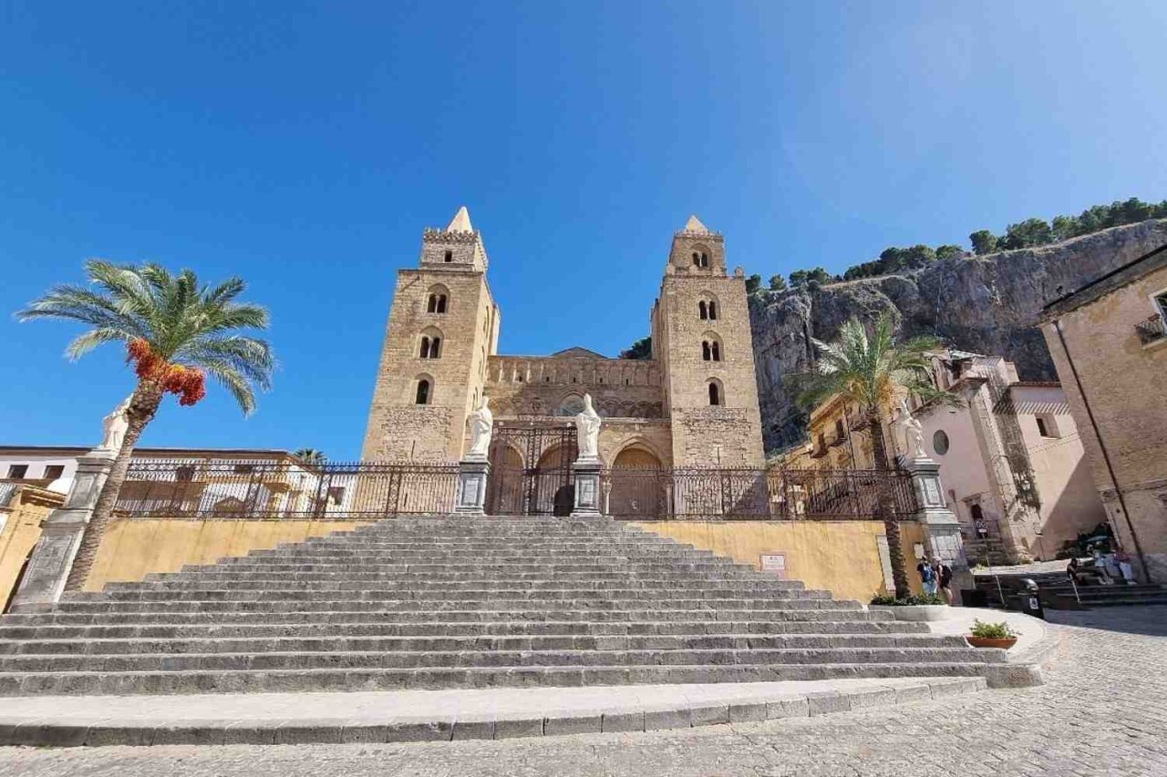 A ciascuno il suo: Piazza Duomo a Cefalù diventa il paese di Sciascia