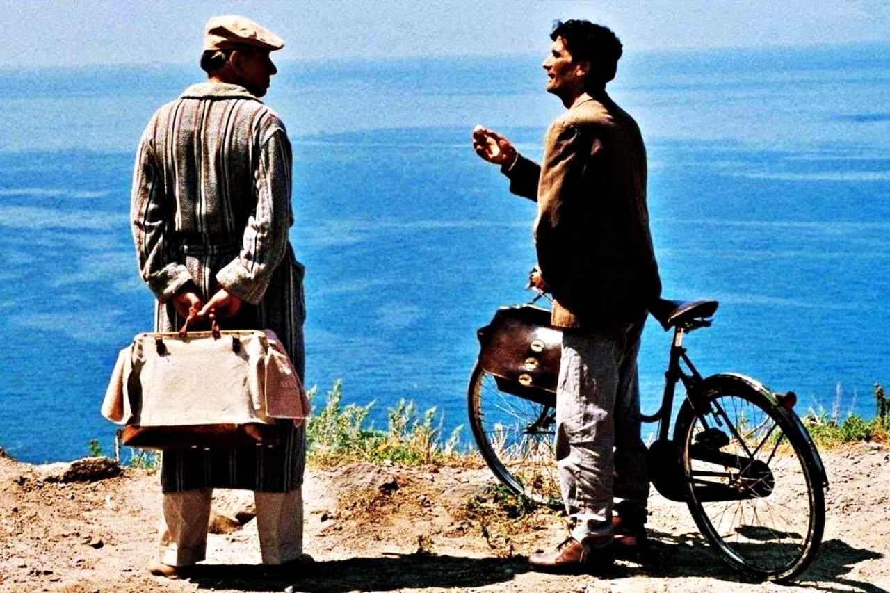 In quale paese italiano è stato girato Il Postino con Massimo Troisi?