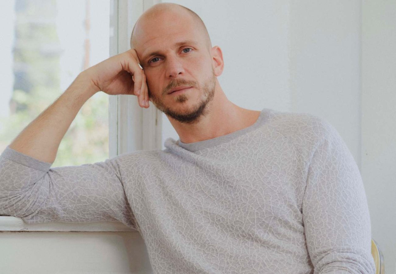 Gustaf Skarsgård affronta segreti esplosivi, oggi su Netflix con The Storm